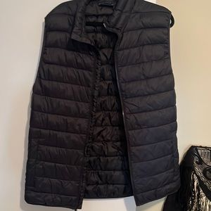 Mens Black puffy vest.Swiss tech